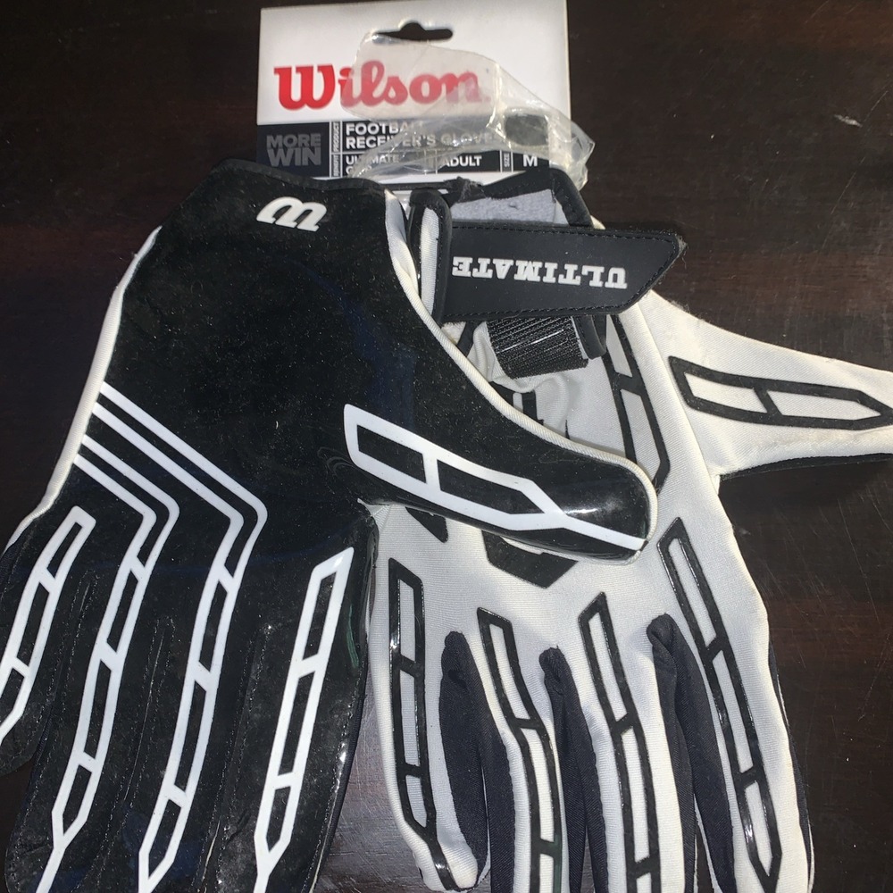 Wilson Football Receiver Gloves Super Grip‎ Adult Size Medium Black White  NEW